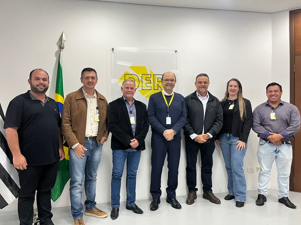 Ricardo Madalena em reunião institucional com equipe do DER