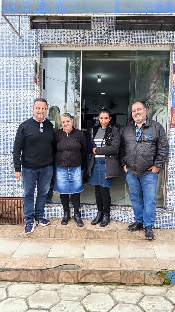 Ricardo Madalena em agenda externa, ao lado de moradores de um município